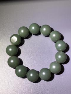 和田玉籽料沙枣青手串,两粒保留原皮,颜色正宗,质地细腻,能过眼过灯的