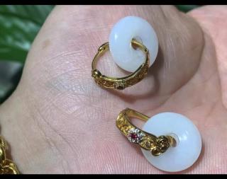 采用新疆和田玉籽料,纯手工制作的耳环,用18k黄金镶嵌钻石和红宝石,可