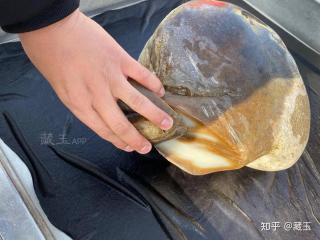 8000万"赌石"切亏后报警,和田玉行业的赌石该怎么玩?