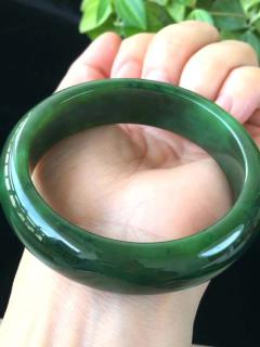 和田玉碧玉颜色种类怎么选?菠菜绿圆镯戴出温润气色不挑人💚